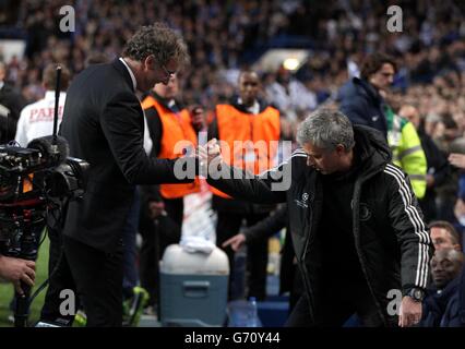 Fußball - UEFA Champions League - Viertelfinale - zweite Etappe - Chelsea gegen Paris Saint-Germain - Stamford Bridge. Chelseas Manager Jose Mourinhin (rechts) und der Manager von Paris Saint-Germain, Laurent Blanc, schütteln sich vor dem Spiel die Hände Stockfoto