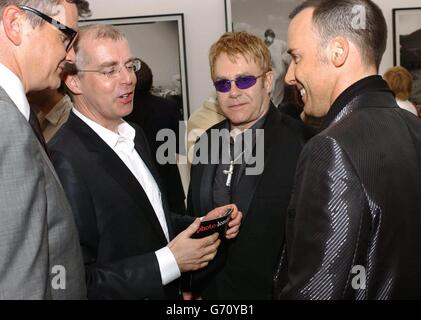 (Von links nach rechts) Kunsthändler Jay Joplin, Musiker Neil Tennant, Sänger Sir Elton John und sein Partner David Furnish während der privaten Ansicht von Photo-london, der ersten jährlichen Kunstmesse in Großbritannien, die der Fotografie gewidmet ist, an der Royal Academy im Zentrum von London. 50 internationale Galerien zeigen Arbeiten sowohl etablierter als auch aufstrebender zeitgenössischer Künstler, darunter David Bailey, man Ray und Bill Brandt. Stockfoto