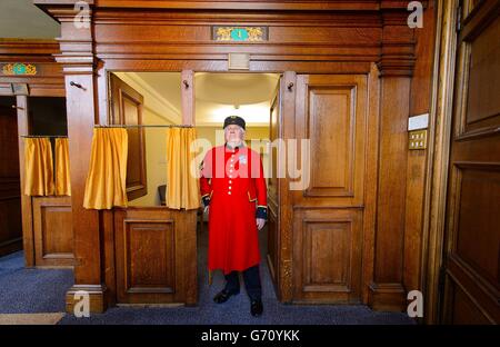 Der Chelsea-Rentner Tom Mullaney steht in seinem alten Zimmer auf einer der ursprünglichen langen Stationen im Royal Chelsea Hospital in Chelsea, West-London. Stockfoto