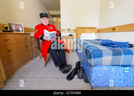 Der Chelsea-Rentner Tom Mullaney liest in seinem Zimmer auf einer der renovierten langen Stationen, im Royal Chelsea Hospital, in Chelsea, West London. Stockfoto