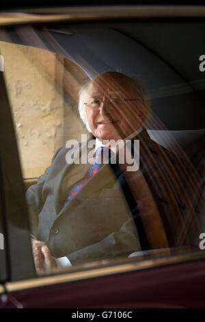 Der irische Präsident Michael D. Higgins sitzt in einem Auto, als er Windsor Castle in Windsor verlässt, nach dem ersten Staatsbesuch eines irischen Präsidenten im Vereinigten Königreich. Stockfoto