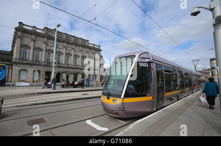 Dublin City Stock. Eine Luas-Straßenbahn vor dem Bahnhof Heuston in Dublin. Stockfoto