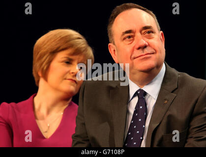 Schottlands erster Minister und SNP-Chef Alex Salmond und die stellvertretende erste Ministerin Nicola Sturgeon bei der Eröffnungsrede auf der SNP-Frühjahrstagung in Aberdeen. Stockfoto