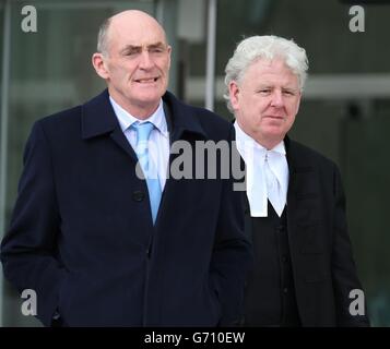 Sean Fitzpatricks Verteidigungsteam, Michael Staines (links) und Senior Counsel Michael O'Higgins, verlassen das Circuit Criminal Court in Dublin während des Betrugs-Prozesses gegen ehemalige Führungskräfte der Anglo Irish Bank. Stockfoto