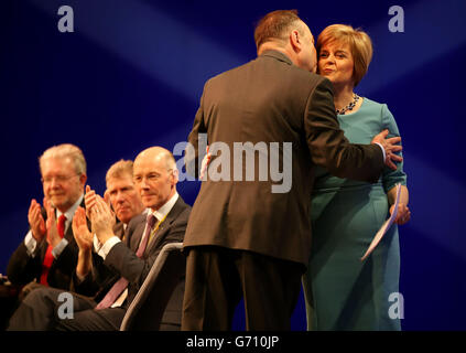 Der erste Minister Alex Salmond (2. Rechts) begrüßt die stellvertretende erste Ministerin Nicola Sturgeon auf der SNP-Frühjahrstagung in Aberdeen. Stockfoto