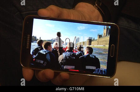 Bildschirm gegriffen Bild aus PA Video des Samsung Galaxy S5, das neue Flaggschiff-Smartphone aus dem koreanischen Hersteller und der größte Rivale zu Apples iPhone, während seiner Einführung in London genommen. Stockfoto