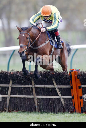 Jockey Sam Twiston-Davies gewinnt mit Vivaldi Collonges das Newton Arms Bistro Handicap Hurdle Race (Klasse 3) während des Tages eine der Coral Scottish Grand National, Ayr Racecourse. Stockfoto