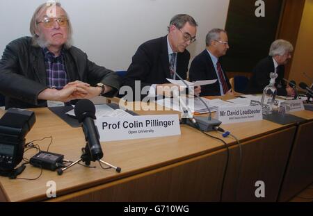 (Von links nach rechts) der Leiter des Planetary Sciences Research Institute an der Open University, Colin Pillinger, stellvertretender Generaldirektor des British National Space Center (BNSC), David Leadbeater, Lord Sainsbury, Minister für Wissenschaft und Innovation, und David Southwood, Direktor für Weltraumforschung der Europäischen Wissenschaftsagentur (ESA), bei einer Pressekonferenz im Zentrum von London, wo eine Untersuchung zu Beagle 2, der unglücklichen britischen Mission zum Mars, ihre Ergebnisse enthüllte. Stockfoto