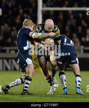 Die Harlekine George Robson wird von David Seymour (links) von Sale Sharks und Danny Cipriani während des Premiership-Spiels von Aviva im AJ Bell Stadium, Salford, angegangen. Stockfoto