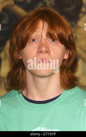 Rupert Grint (der Ron Weasley spielt) posiert für Fotografen während einer Fotoaufnahme, um den neuen Harry Potter-Film „Harry Potter und der Gefangene von Azkaban“ in der Gladstone Library im Zentrum von London zu promoten. Stockfoto