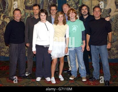 Besetzung und Crew von links nach rechts; Produzent Mark Radcliffe, Produzent David Heyman, Schauspieler Daniel Radcliffe, Schauspieler Gary Oldman, Die Schauspielerin Emma Watson, der Schauspieler Sir Michael Gambon, der Schauspieler Rupert Grint, der Regisseur Alfonso Cuaron und der Produzent Chris Columbus posieren für Fotografen während einer Fotoaufnahme, um den neuen Harry Potter-Film „Harry Potter und der Gefangene von Azkaban“ in der Gladstone Library im Zentrum von London zu promoten. Stockfoto