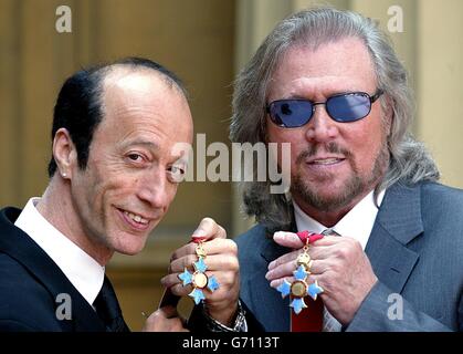 Die beiden überlebenden Mitglieder der Bee Gees, Robin (links) und Barry Gibb halten ihre CBE, nachdem sie vom Prince of Wales im Buckingham Palace, London, empfangen wurden. Der dritte Bruder, Maurice Gibb, starb im vergangenen Jahr, bevor er die Ehre erhalten konnte, und so sein Sohn Adam sammelte sie in seinem Namen. Stockfoto