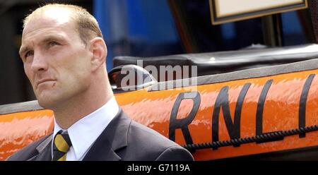 England Rugby Captain Lawrence Dalaglio scheint bei einer Namenszeremonie in der Southwark Cathedral im Zentrum von London tief in Gedanken zu sein. Bei der Zeremonie wurde ein RNLI-Rettungsboot benannt, das an die 51 Menschen erinnert, die bei der Marchioness-Katastrophe von 1989 ihr Leben verloren haben, darunter die Schwester des Rugby-Stars, die Schwester, Frau Carola. Stockfoto