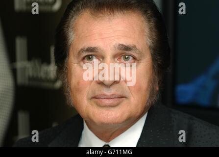 Der legendäre Crooner Engelbert Humperdink während einer Fotocall- und Album-Signing-Session im Harrods Kaufhaus in Knightsbridge, London. Der internationale Star namens "King of Romance" signiert Kopien seines neuesten Albums Englebert - His Greatest Love Songs und beginnt am 1. Juni im Rhyl Pavillion eine UK-Tour. Stockfoto