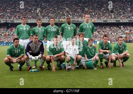 Das irische Team (L-R) Roy Keane, Liam Miller, Robbie Keane, Clinton Morrison, Andy O'Brien, (Unterste Reihe - L-R) Andy Reid, Shay Given, Matt Holland, Kenny Cunningham (Kapitän), Steve Finnan und Alan Maybury posieren für ein Foto, vor dem Ireland gegen Romania International Friendly in Landsdowne Road, Irland. Endstand: 1-0 für Irland. Stockfoto