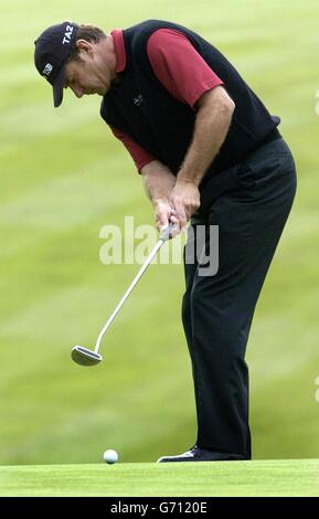 Der englische Nick Faldo fuhr beim zweiten Lauf der Volvo PGA Championships im Wentworth Golf Club, Virginia Water, Surrey, auf den ersten Green. Stockfoto