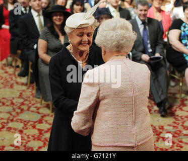 Die Schauspielerin Angela Lansbury wird von Königin Elizabeth II. Während einer Investiturzeremonie im Schloss Windsor, in der Grafschaft von Bekenshire, zur Dame Commander ernannt. Stockfoto