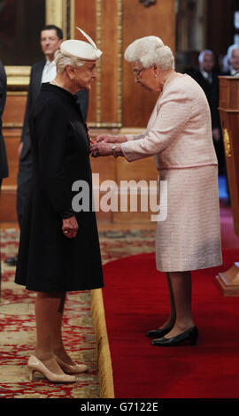 Die Schauspielerin Angela Lansbury wird von Königin Elizabeth II. Während einer Investiturzeremonie im Schloss Windsor, in der Grafschaft von Bekenshire, zur Dame Commander ernannt. Stockfoto