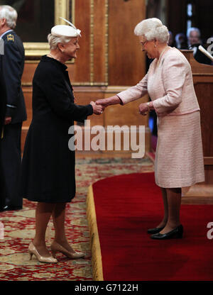 Die Schauspielerin Angela Lansbury wird von Königin Elizabeth II. Während einer Investiturzeremonie im Schloss Windsor, in der Grafschaft von Bekenshire, zur Dame Commander ernannt. Stockfoto