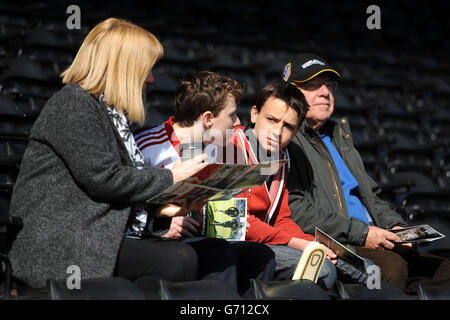 Fußball - Barclays Premier League - Fulham Open Training Session - Craven Cottage. Fulham Fans in den Ständen in Craven Cottage Stockfoto