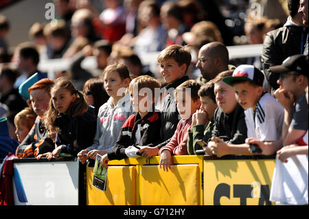 Fußball - Barclays Premier League - Fulham Open Training Session - Craven Cottage. Fulham Fans in den Ständen in Craven Cottage Stockfoto