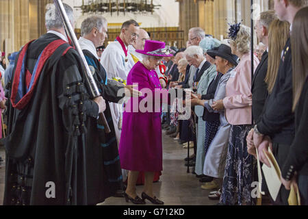 Königin Elizabeth II. Übergibt Maundy-Geld in der Blackburn Cathedral in Lancashire während des traditionellen Royal Maundy-Donnerstags-Service. Stockfoto