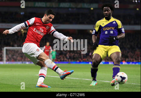 Mikel Arteta von Arsenal überquert den Ball während des Spiels der Barclays Premier League im Emirates Stadium in London vom Wilfried Bony von Swansea City. Stockfoto