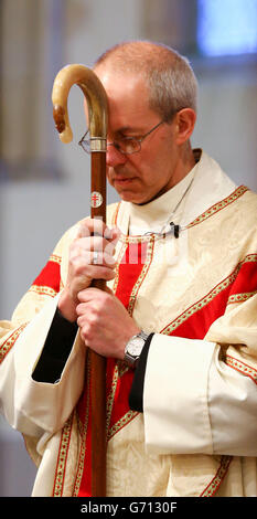 Der Erzbischof von Canterbury, der Hochwürdigste Justin Welby, während des Gründonnerstags-Gottesdienstes in der St. Anthony's Church in Alkham, Kent. Stockfoto