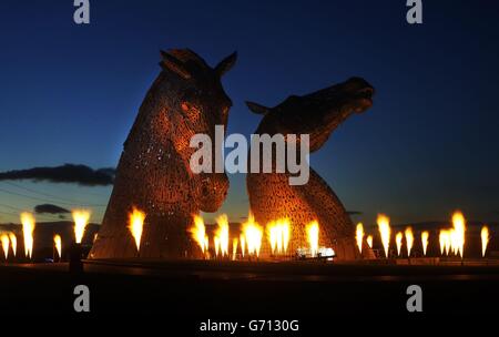 Die Groupe F führt eine Licht-, Flammen- und Soundshow der Kelpies-Skulptur von Andy Scott im Helix Park in Falkirk, Schottland, durch. Stockfoto