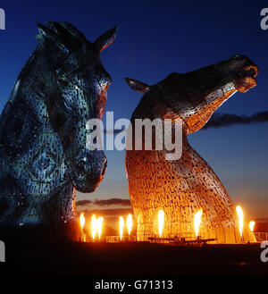 Groupe F führt eine Licht-, Flammen- und Soundshow während der Vorstellung der Kelpies-Skulptur von Andy Scott im Helix Park in Falkirk, Schottland, durch. Stockfoto