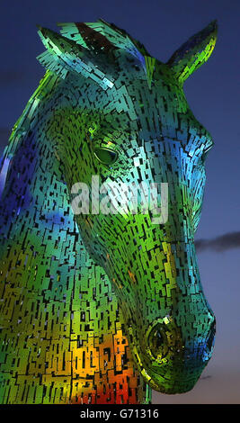 Groupe F führt eine Licht-, Flammen- und Soundshow während der Vorstellung der Kelpies-Skulptur von Andy Scott im Helix Park in Falkirk, Schottland, durch. Stockfoto