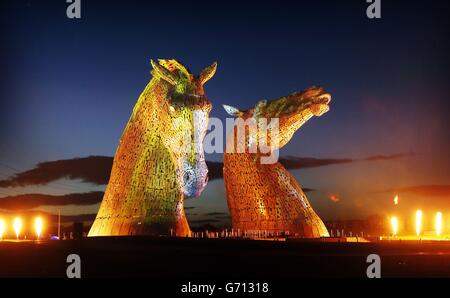 Groupe F führt eine Licht-, Flammen- und Soundshow während der Vorstellung der Kelpies-Skulptur von Andy Scott im Helix Park in Falkirk, Schottland, durch. Stockfoto