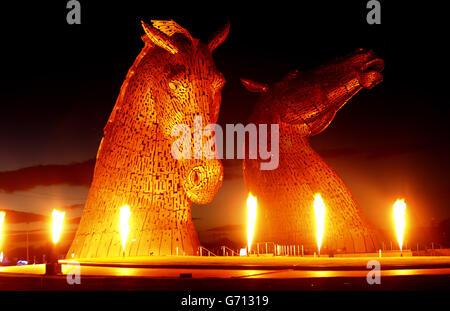 Groupe F führt eine Licht-, Flammen- und Soundshow während der Vorstellung der Kelpies-Skulptur von Andy Scott im Helix Park in Falkirk, Schottland, durch. Stockfoto