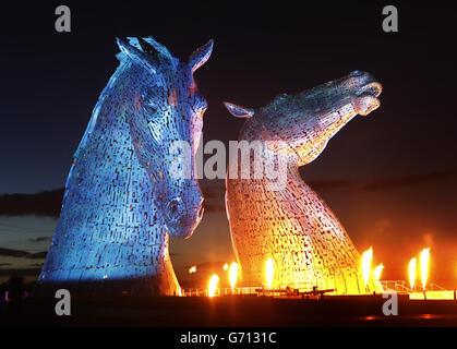 Groupe F führt eine Licht-, Flammen- und Soundshow während der Vorstellung der Kelpies-Skulptur von Andy Scott im Helix Park in Falkirk, Schottland, durch. Stockfoto