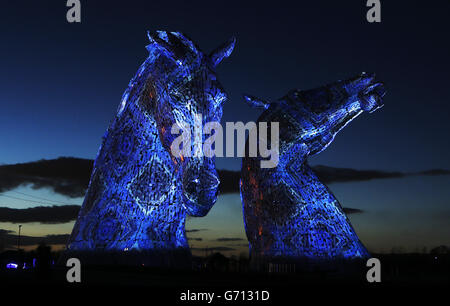 Groupe F führt eine Licht-, Flammen- und Soundshow während der Vorstellung der Kelpies-Skulptur von Andy Scott im Helix Park in Falkirk, Schottland, durch. Stockfoto