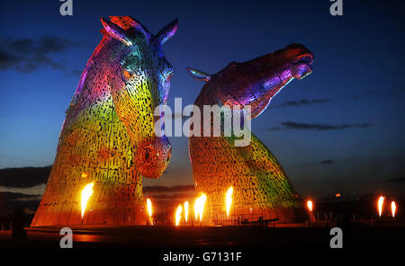 Groupe F führt eine Licht-, Flammen- und Soundshow während der Vorstellung der Kelpies-Skulptur von Andy Scott im Helix Park in Falkirk, Schottland, durch. Stockfoto