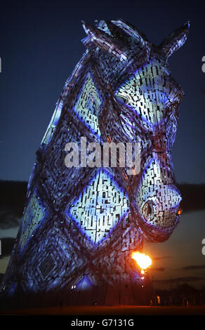 Groupe F führt eine Licht-, Flammen- und Soundshow während der Vorstellung der Kelpies-Skulptur von Andy Scott im Helix Park in Falkirk, Schottland, durch. Stockfoto