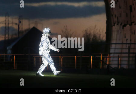 Groupe F führt eine Licht-, Flammen- und Soundshow während der Vorstellung der Kelpies-Skulptur von Andy Scott im Helix Park in Falkirk, Schottland, durch. Stockfoto