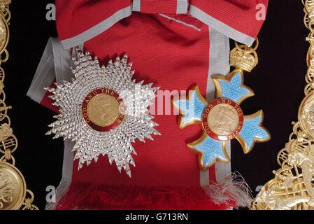 Die drei Insignien des Knight Grand Cross of the Order of the British Empire (KBE) werden im St. James's Palace im Zentrum Londons fotografiert, bestehend aus Kragen, Versteck und Stern. Solche Insignien werden traditionell an britische Bürger für hervorragende Arbeit und Dienst vergeben, nachdem sie vom Premierminister nominiert und von Ihrer Majestät der Königin genehmigt wurden. Stockfoto