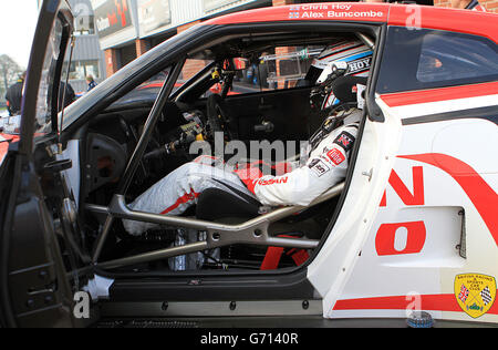 Sir Chris Hoy sitzt in seinem Nissan GT Academy Team vor einer Aufwärmrunde während der Avon Tyres British GT Championship in Oulton Park, Cheshire. Stockfoto