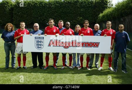 Sechs glückliche England-Fans der offiziellen Fangruppe des Verbands treffen sich in Manchester mit Engländern (rot, von links) Michael Owen, Frank Lampard, Darius Vassell, Owen Hargreaves und Joe Cole in Manchester, Unterstützt die Alltogethernow-Kampagne des Verbands, die eine positive Fanunterstützung bei den Europameisterschaften 2004 in Portugal fördert. . Stockfoto