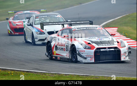 Motorsport - Avon Tires British GT Championship - Rennen 1 und 2 - Oulton Park. Sir Chris Hoy vom Nissan GT Academy Team (rechts) beim Rennen eines der Avon Tyres British GT Championship im Oulton Park, Cheshire. Stockfoto