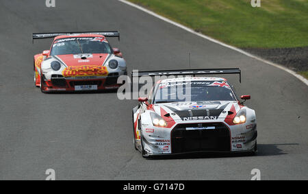 Sir Chris Hoy vom Nissan GT Academy Team (rechts) beim Rennen eines der Avon Tyres British GT Championship im Oulton Park, Cheshire. Stockfoto