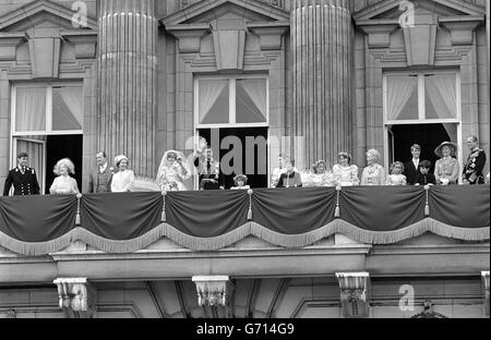 Balkonauftritte im Buckingham Palace, London nach der Königlichen Hochzeit in der St Paul's Cathedral, von links nach rechts: Prinz Andrew, die Königin Mutter, Earl Spencer, die Königin, Prinzessin und Prinz von Wales, Catherine Camageron, Lady Sarah Armstrong-Jones, Lord Nicholas Windsor, Sarah-Jane Gaselee, India Hicks, Ruth, Lady Fermoy, Clementine Hambro, Prinz Edward, Edward van Cutsem, Frances Shand Kyd und der Herzog von Edinburgh. Stockfoto