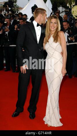 Star des Films Brad Pitt und seine Frau Jennifer Aniston kommen zur Premiere von Troy, im Palais de Festival während der 57. Cannes Film Festival in Frankreich. Stockfoto