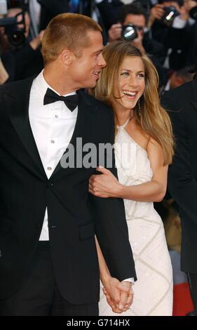 Star des Films Brad Pitt und seine Frau Jennifer Aniston kommen zur Premiere von Troy, im Palais de Festival während der 57. Cannes Film Festival in Frankreich. Stockfoto