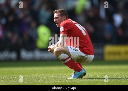 Fußball - Sky Bet Championship - Derby County / Barnsley - iPro Stadium. Barnsley's Liam Lawrence wurde während des Sky Bet Championship-Spiels im iPro Stadium, Derby, niedergeschlagen. Stockfoto