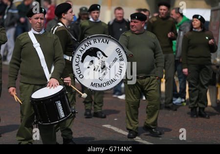 Mitglieder der 32 County Sovereignty Movement (32CSM) versammeln sich auf dem Stadtfriedhof in Londonderry, um des Osteraufstands zu gedenken, der auch als Osteraufstand bekannt ist, ein bewaffneter Aufstand, der in Irland während der Osterwoche 1916 stattfand. Stockfoto