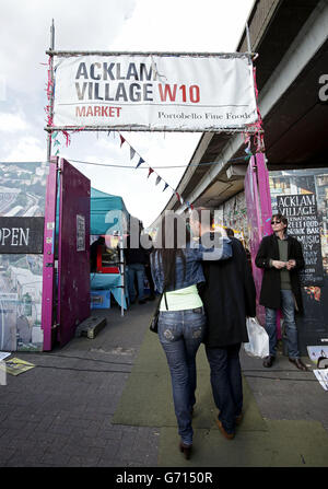 Das Schild über dem Eingang zum Acklam Village Market auf der Portobello Road in Notting Hill, London. Stockfoto