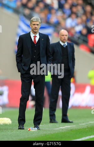 Fußball - FA Cup - Halbfinale - Wigan Athletic gegen Arsenal - Wembley Stadium. Arsenal-Manager Arsene Wenger (links) und Wigan Athletic-Manager Uwe Rosler am Rande Stockfoto